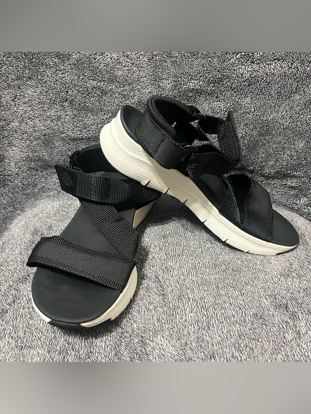 Skechers Arch Fit - Casual Retro Black sporty women’s sandals size 9